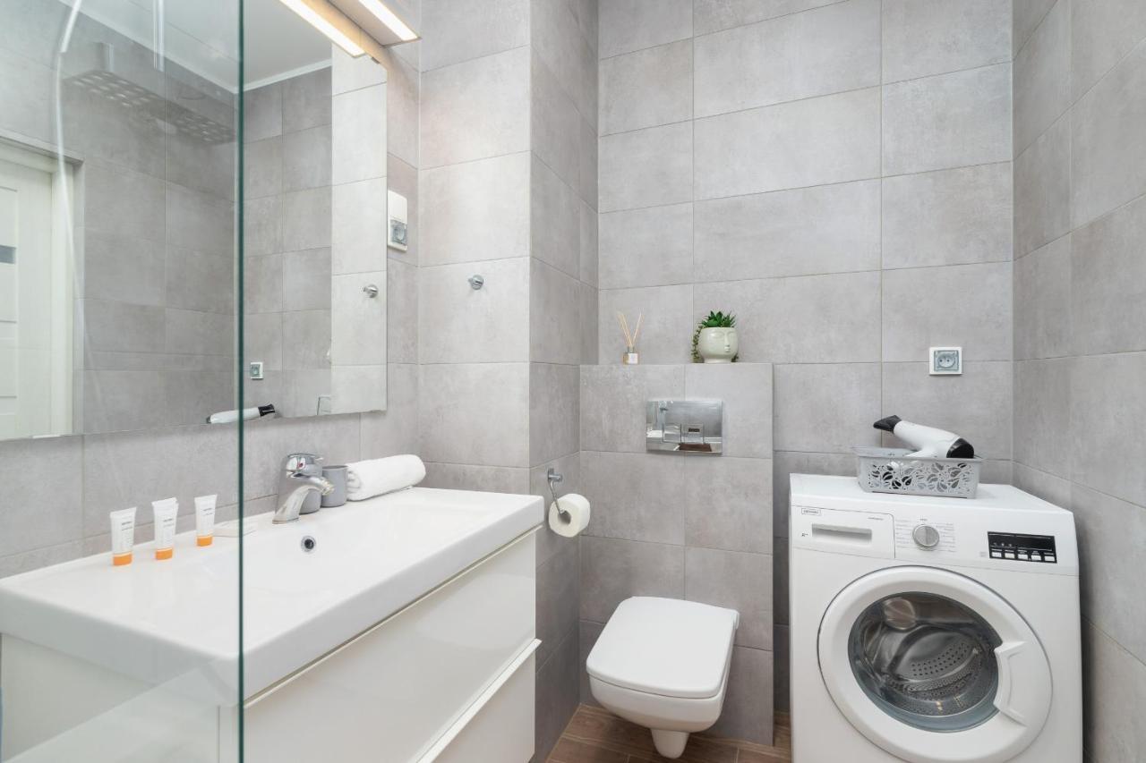 Dobrego Pasterza With Balcony Cracow By Renters Apartment *